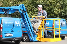 Schulungsleiter auf Hubarbeitsbühne
