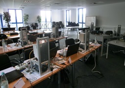 Vorbereiteter Schulungsraum mit KEB-Frequenzumrichtern