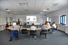 Theoretischer Unterricht bei der Hubarbeitsbühnenschulung