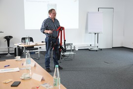 Schulungsleiter beim Vorstellen der Absturzsicherung